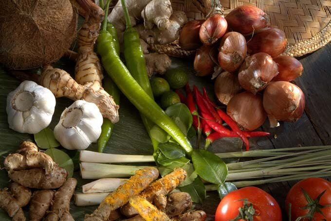 Verse kruiden en specerijen: gember, knoflook, sjalot en lombok