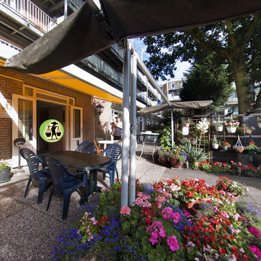 Het terras van Betawi met bloeiende bloemen en parasols