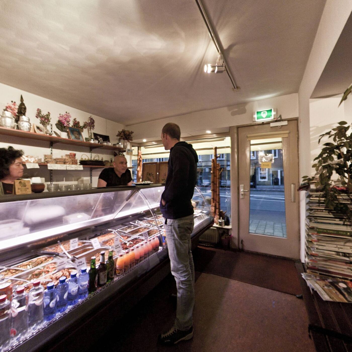 De toonbank van Betawi met gerechten in de vitrine